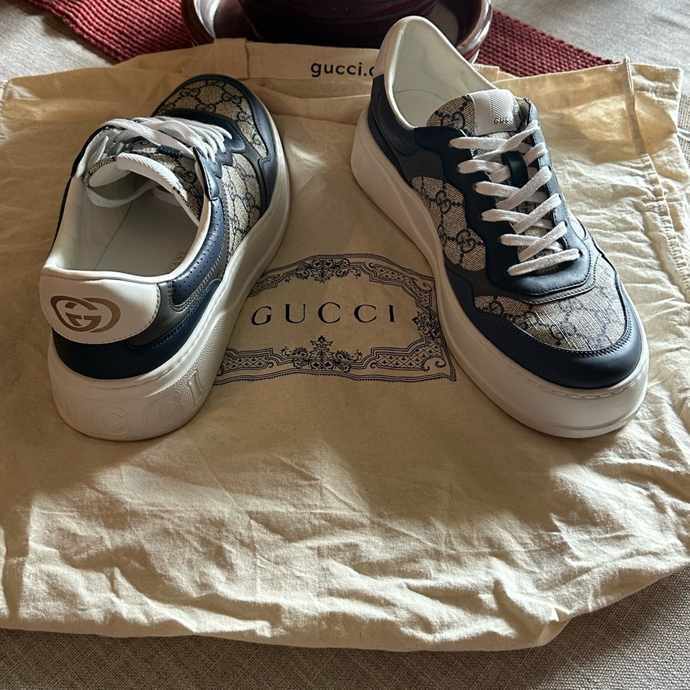 Gucci Navy and Cream Patterned Sneakers - Picture 4 of 7